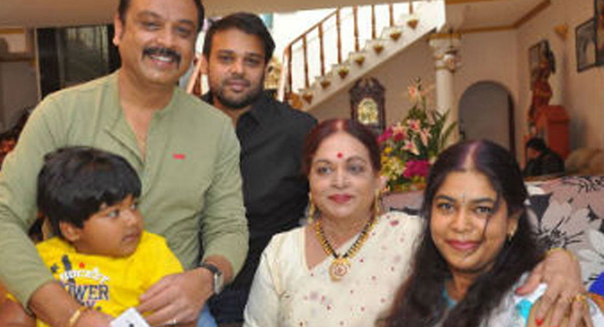 do you know who are the three wives of actor naresh