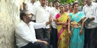 ycp nellore mla kottam reddy sridhar reddy sits in drainage to protest