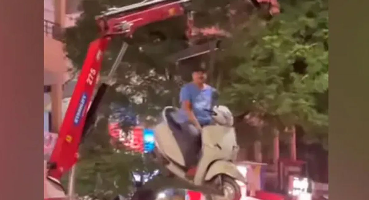 no parking in nagpur man sits on scooter video viral